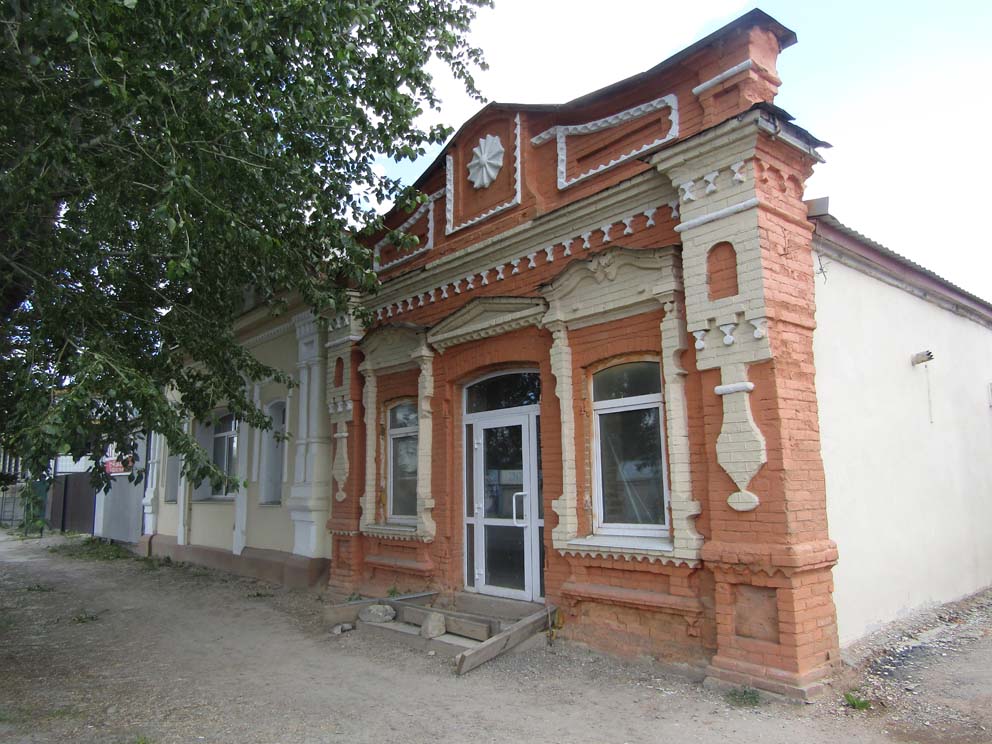 Еще один интересный пример старинной лавки в историческом центре Каменска