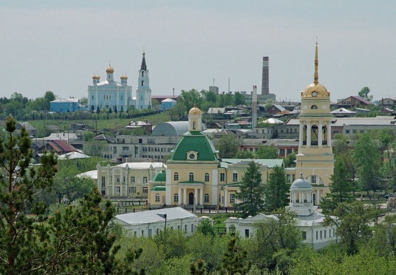 На первом плане Свято-Троицкий собор, вдали - Покровская церковь