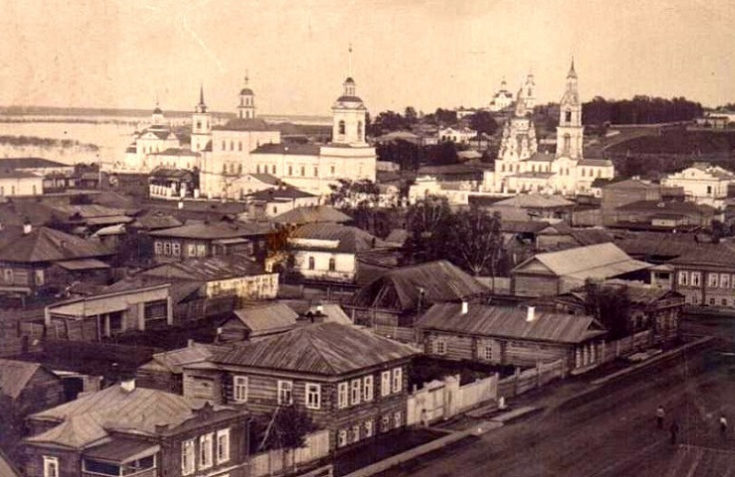 Вид с колокольни Сретенской церкви. В центре фото на первом плане Крестовоздвиженский собор, справа - Покровская церковь в стиле Тобольского барокко, слева - Спасский храм (ныне восстановленный), вдали - Вознесенская церковь Свято-Николаевского монастыря.