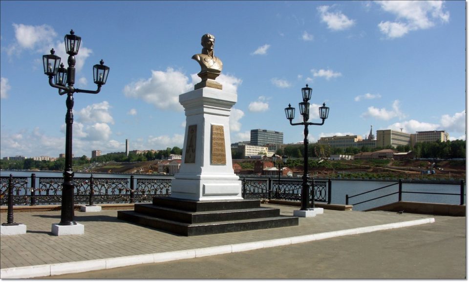 Памятник уроженцу села Дерябино - А. Ф. Дерябину в Ижевске