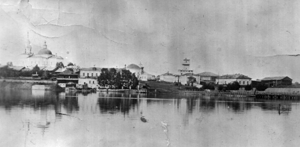 Экскурсия по Режу: история и достопримечательности города. Исторический вид на левобережье Режевского пруда, в центре - Господский дом