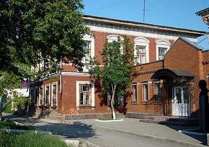 Одна из лавок купца Зязина. Справа - памятник писателю Акулову