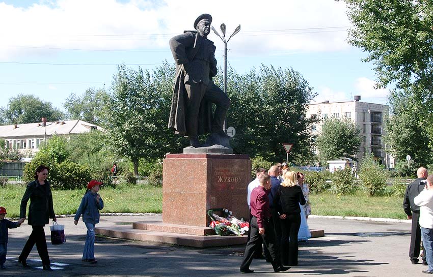 Экскурсия по Ирбиту: история и достопримечательности: памятник Жукову в Ирбите. Фото 2008 года