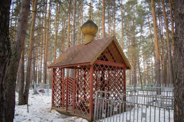 Сень над могилой Аннушки