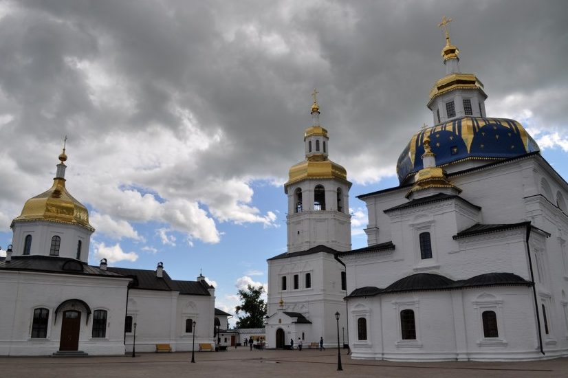 Слева направо: Николаевский храм, церковь Марии Египетской, Знаменский храм