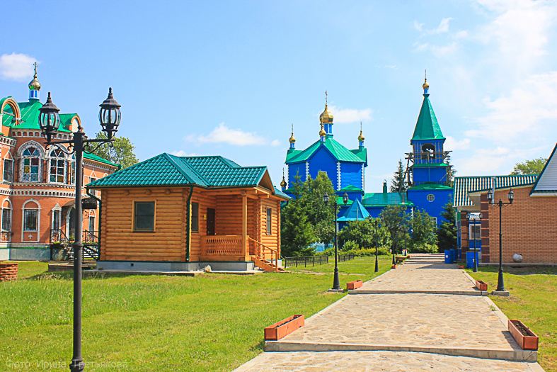 На территории монастыря
