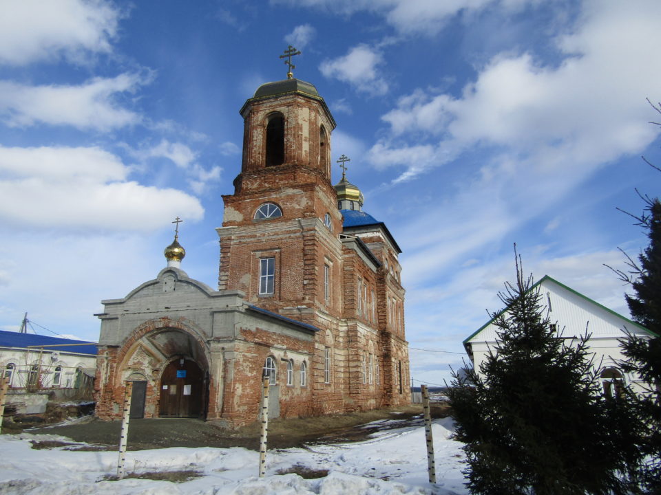 У Покровского храма