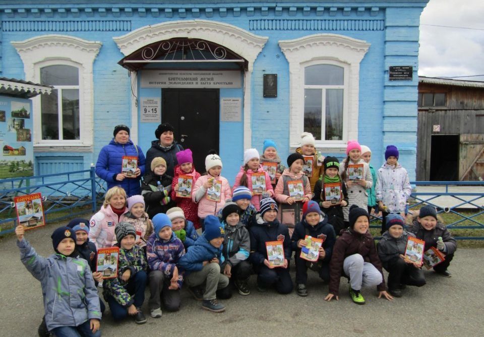 Коптелово: экскурсия. У входа в основное здание Коптеловского музея (до революции купеческий дом)