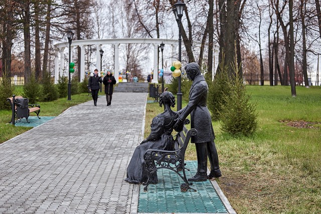 Город Туринск: история и достопримечательности. Скульптура и колонада в парке Декабристов. Фото Андрея Котова