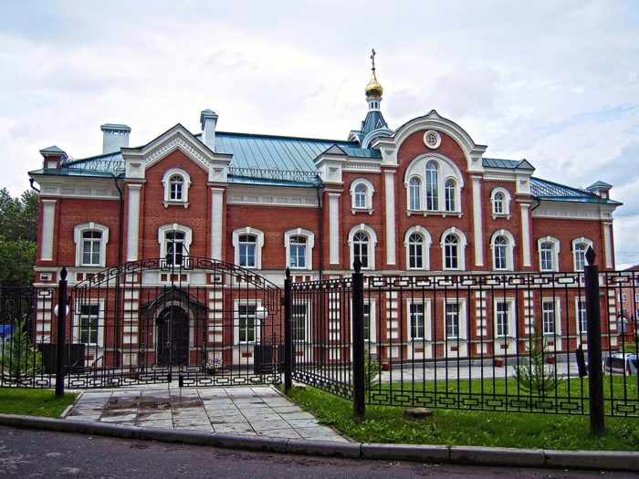 Современный монастырский корпус с храмом Иоанна Богослова
