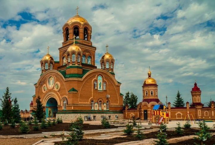 Святые врата с надвратной башней Христа Спасителя и храмом в честь преподобномученика Вадима. Фото Елены Изотовой