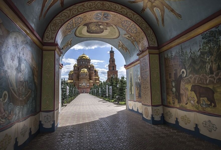 Свято-Троицкая Симеонова обитель милосердия в поселке Саракташ. Святые врата