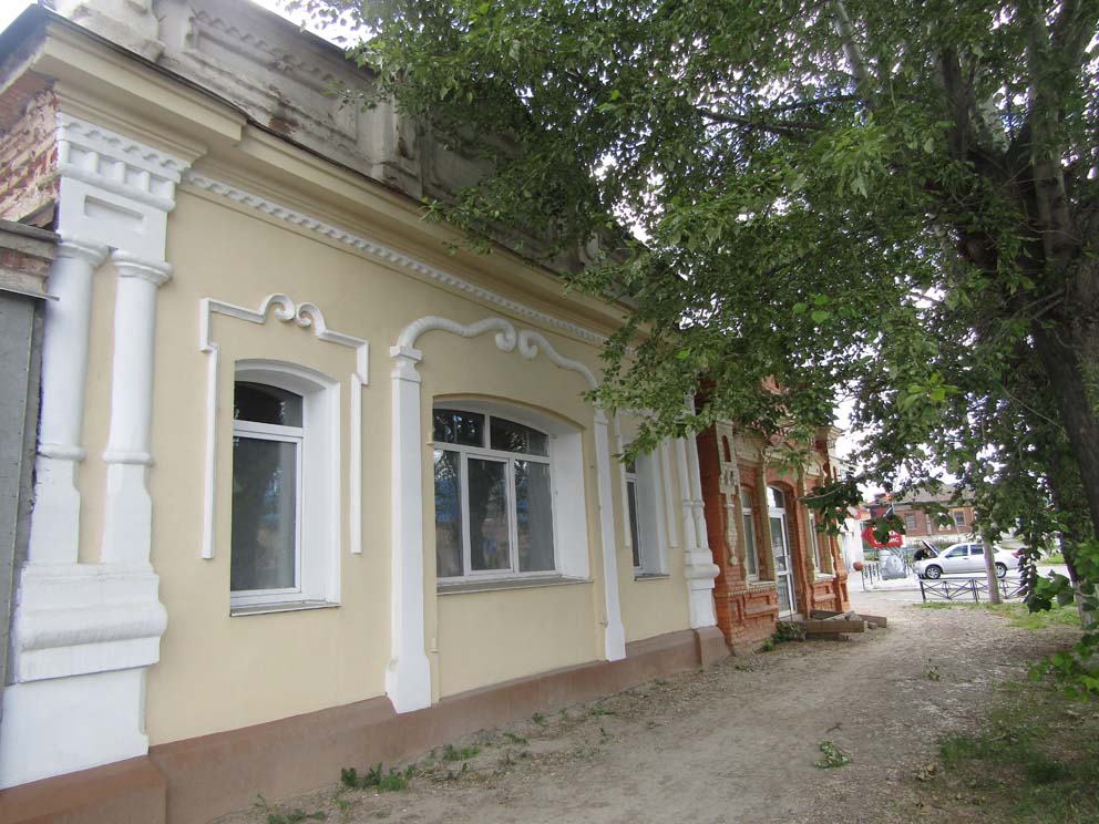 Старые кирпичные дома в историческом центре Каменска отличает разнообразие в декоративном оформлении