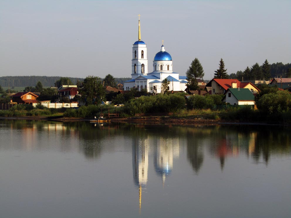 Владимирский храм с плотины Черданского пруда. Фото Алексея Рычкова