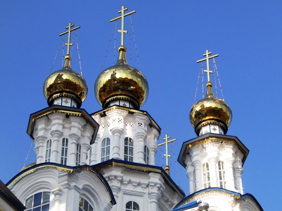 Купола Петропавловского храма в Североуральске