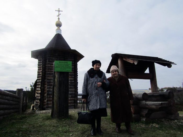 Легендарные люди - Вера Васильевна Реутова и Самойлова Анна Ивановна после освящения Иоанновской часовни в Коптелово. Октябрь 2017 года