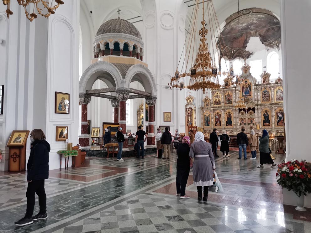 Иконостас главного престола Крестовоздвиженского собора и сень над ракой с мощами святого Симеона Верхотурского