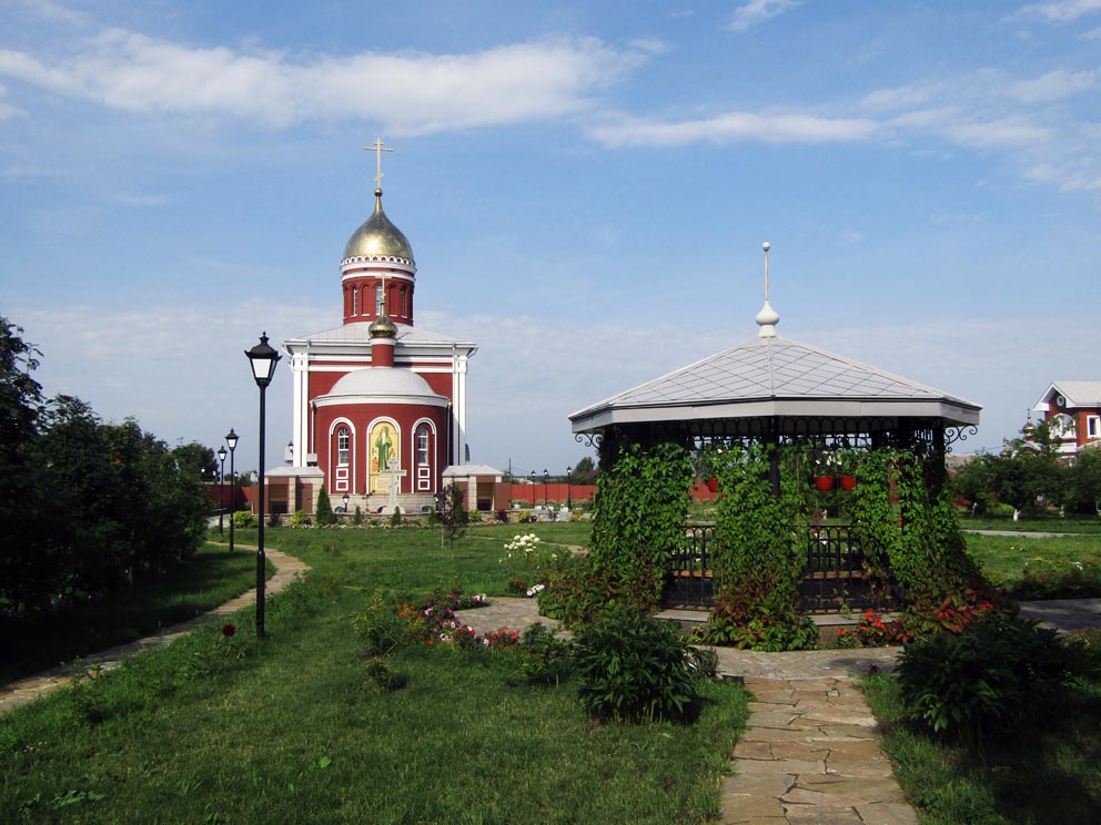 На монастырском подворье. Фото Алексея Рычкова