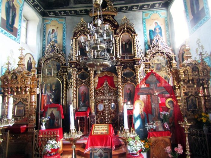 Старинный иконостас храма Параскевы Пятницы в Савино. Слева - особо почитаемая икона Параскевы Пятницы, справа - особо почитаемая икона святителя Николая Чудотворца