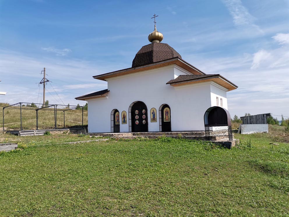 Открытый алтарь на месте старого монастырского храма на угоре
