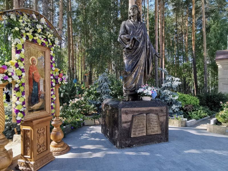 Скульптура Иисуса Христа на центральной площади Среднеуральского монастыря