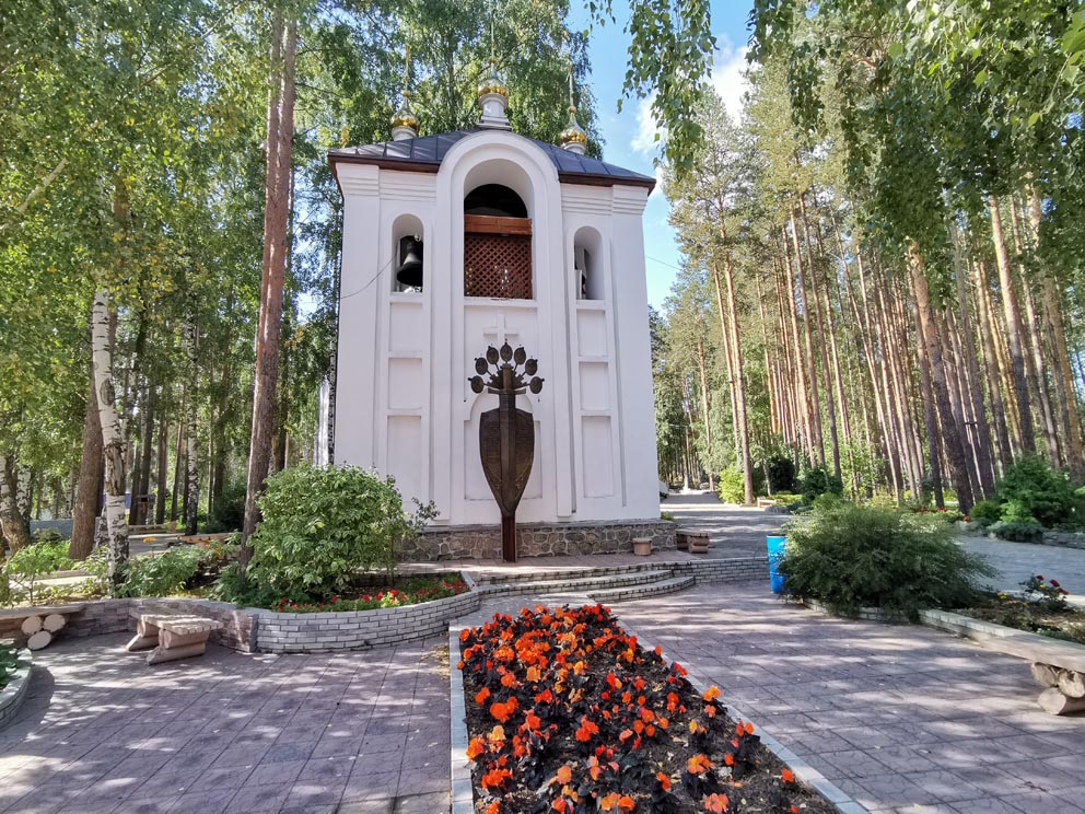 Звонница у храма Божией Матери "Спорительница хлебов" и "Меч покаяния"