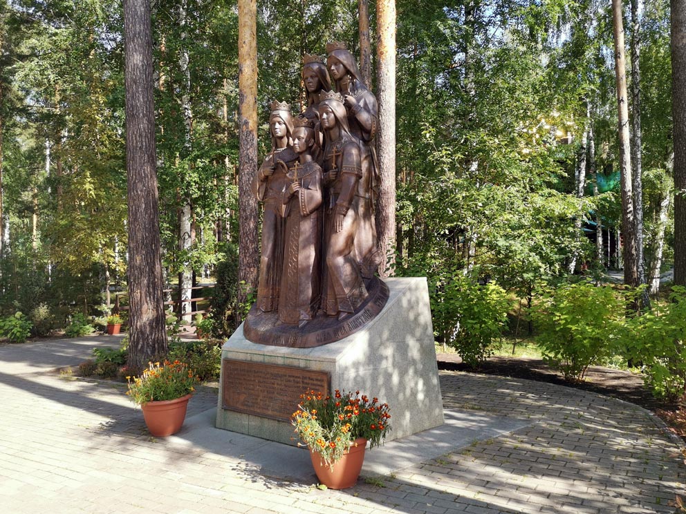 Скульптура "Царские дети" на Ганиной яме