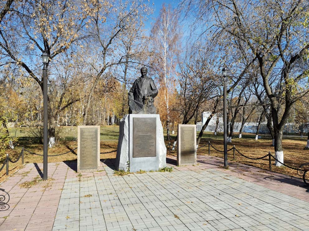 Экскурсия в Березовский: история и достопримечательности. Памятник Льву Брусницыну в Березовском