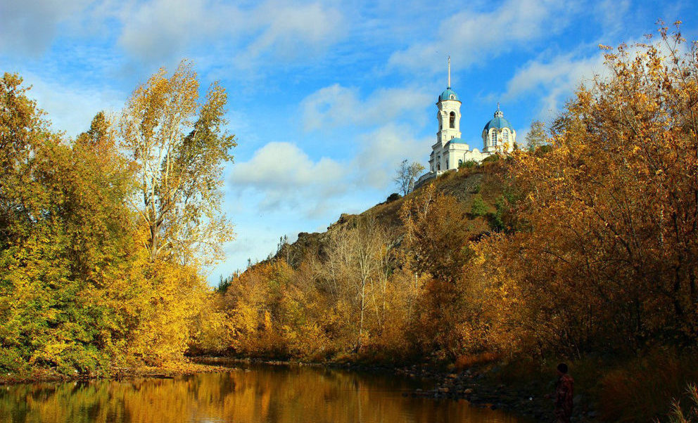Храм Иоанна Предтечи в Реже в золотую осень. Фото Дениса Рычкова