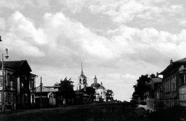 Туринск. На дальнем плане Сретенская церковь