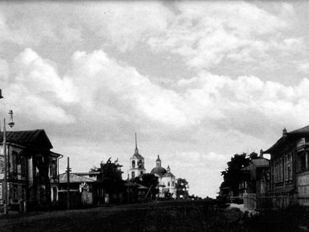 Туринск. На дальнем плане Сретенская церковь