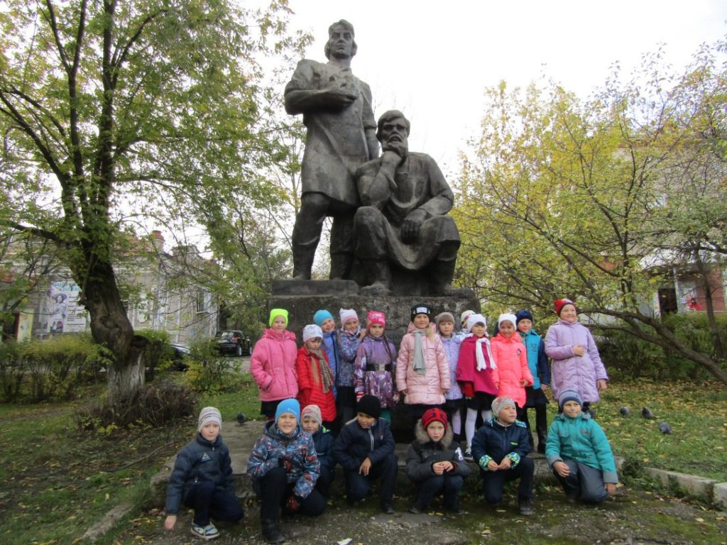 Экскурсия по Режу: история и достопримечательности города. У памятника режевским умельцам первоклашки Пятой школы