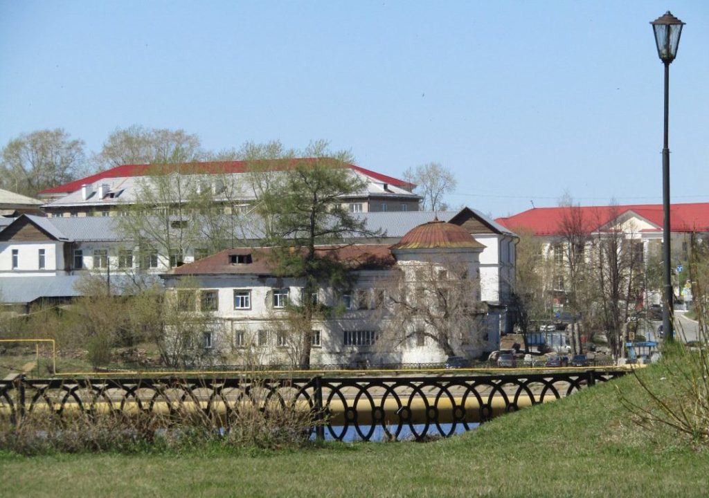 Май. Вид на Господский дом. Фото с правого берега Режевского пруда