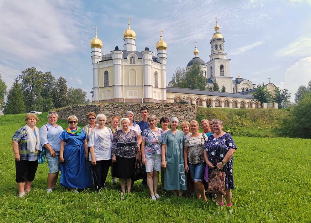 Турфирма «Малыш и Карлсон»: группа туристов перед храмовым комплексом в Меркушино