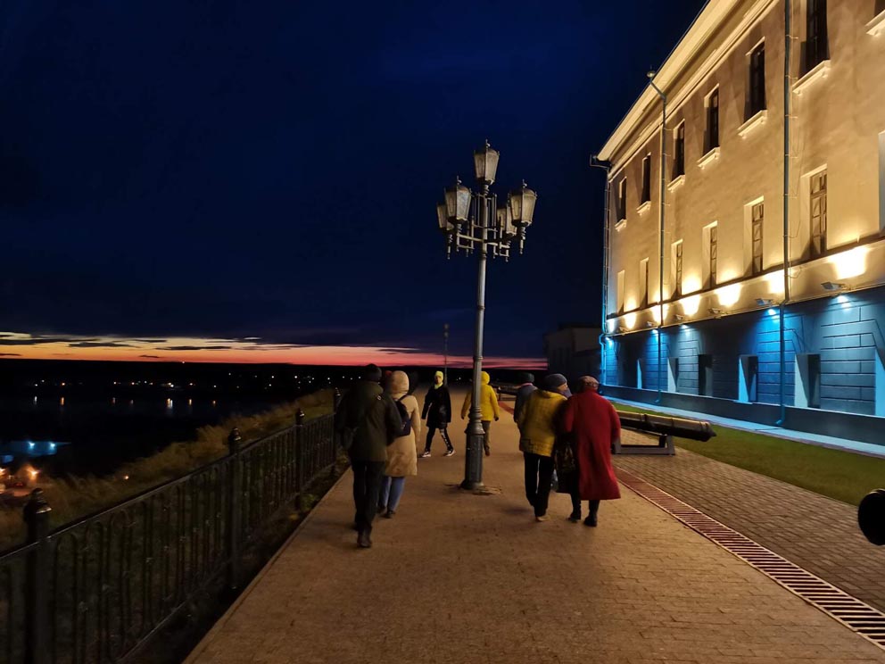 На смотровой площадке во время вечерней прогулки "Огни Тобольска". Вдали Иртыш
