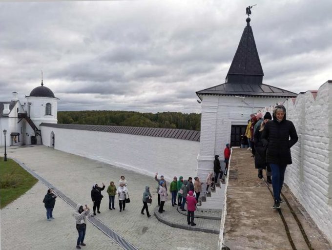 По стенам Тобольского кремля