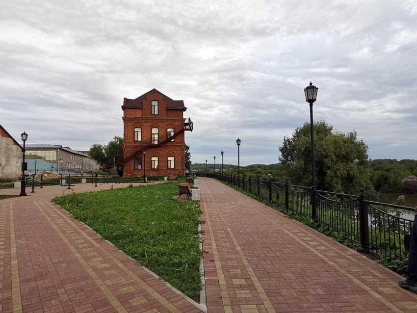 Вблизи Тюремного замка набережная вдоль реки Уфы, капитально отреставрированная в 2020 году