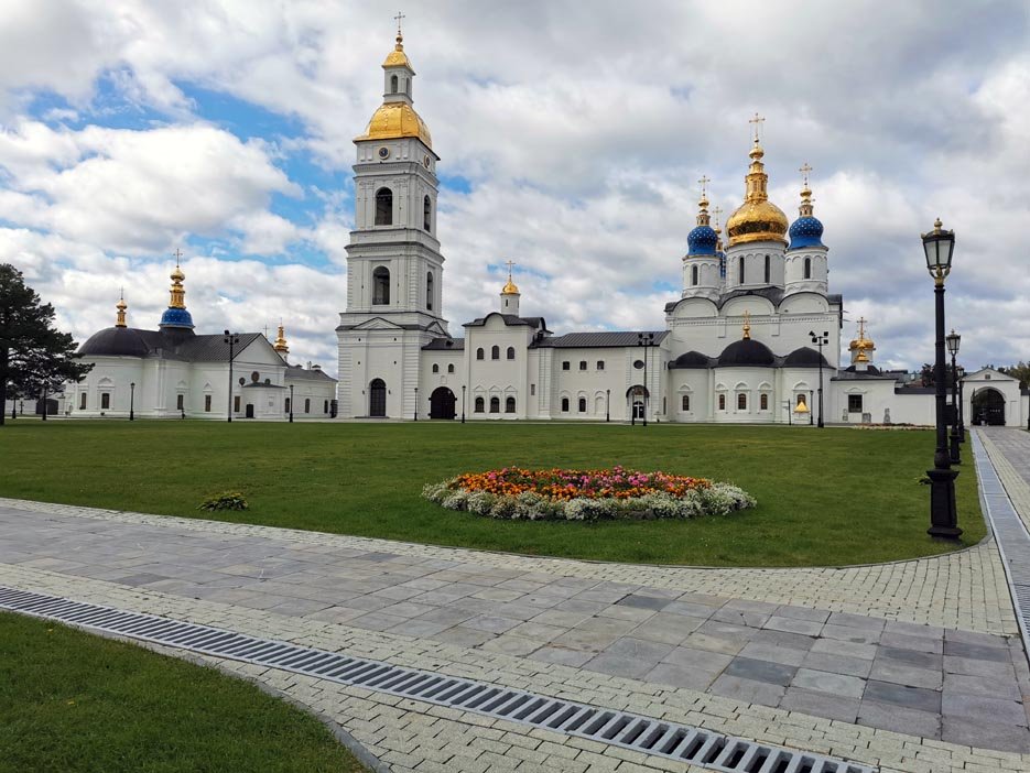 На Софийском дворе Тобольского кремля. Слева направо храмы: Покровский собор, надвратная церковь Сергия Радонежского, Софийско-Успенский собор