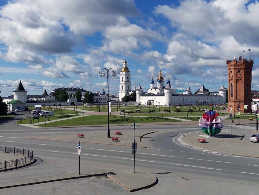 Вид на Тобольский кремль с балкона Дома мастеров (мы в гостях у нашего дорогого друга, известного костореза Минсалима Тимергазеева)