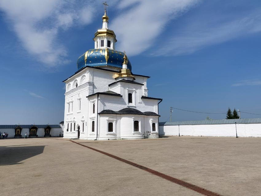 Знаменский храм (1683- 1691 годы) - старейший храм Абалакского монастыря