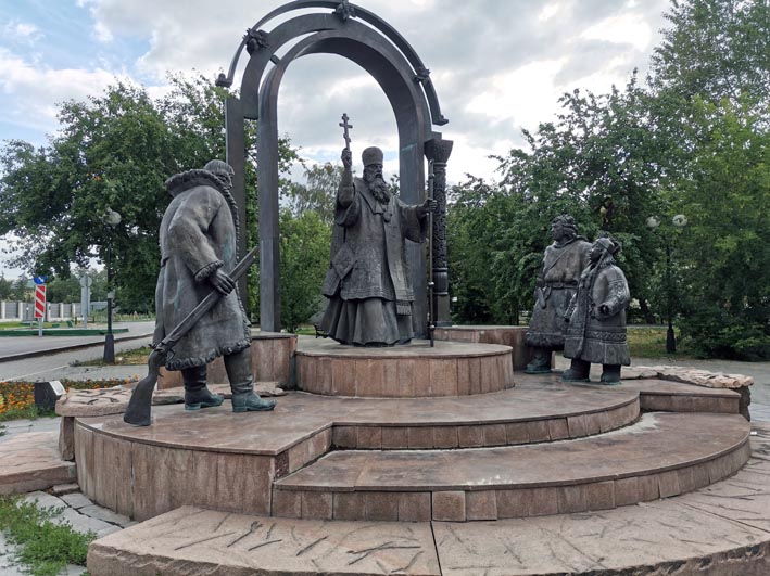 Памятник святителю Филофею Лещинскому в Тюмени, у Свято-Троицкого монастыря