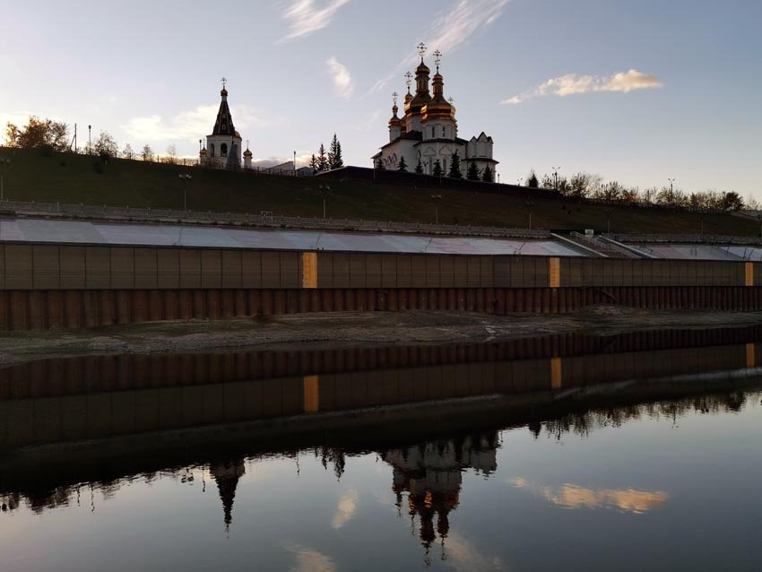 Достопримечательности Тюмени: храмы и монастыри. Вид на Свято-Троицкий монастырь с реки Туры