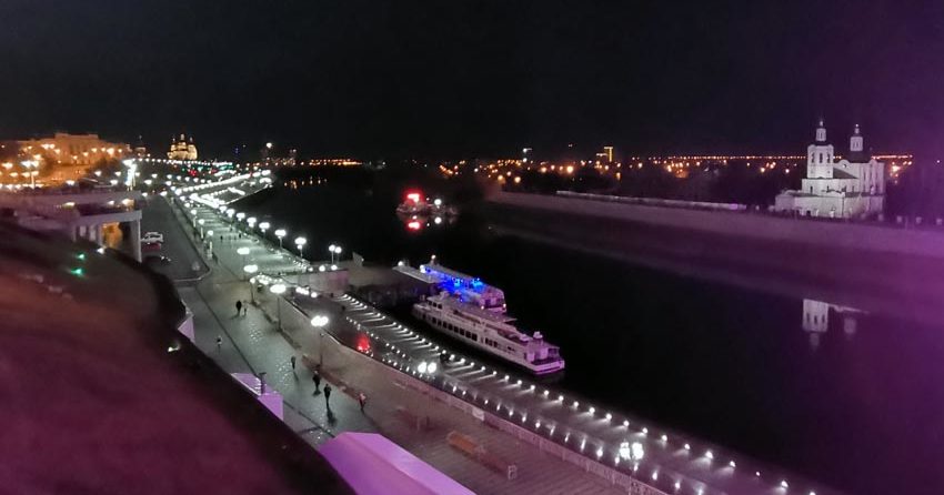 Вечерняя Тюмень: слева купола Троицкого монастыря, справа - Вознесенская церковь