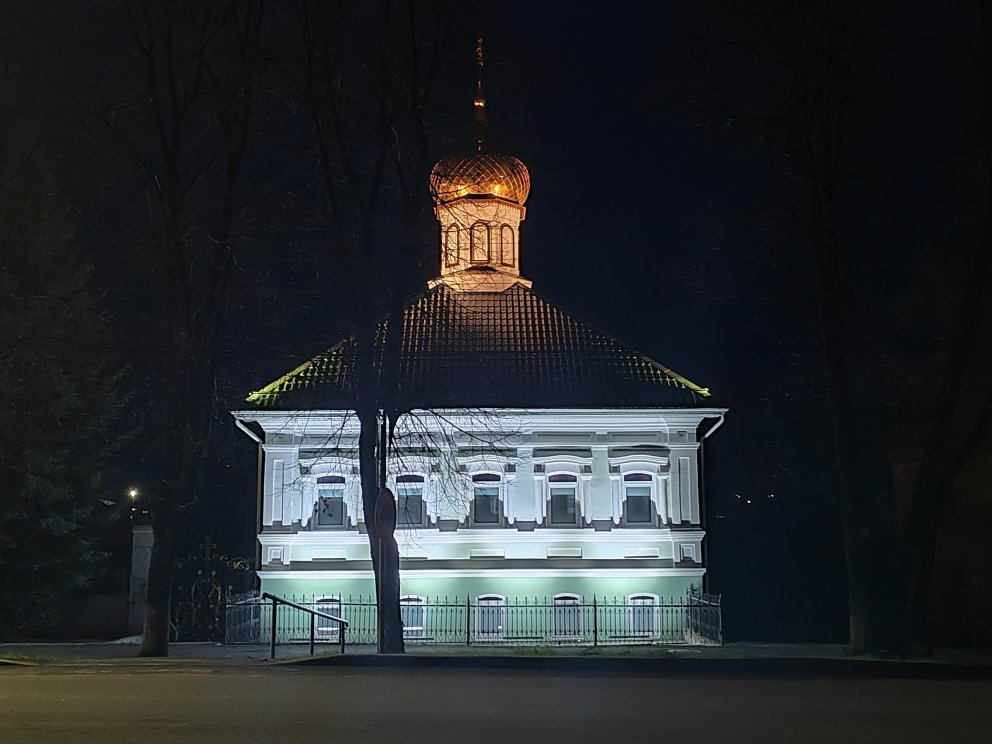 Храм Иоанна Кронштадтского ночью с архитектурной подсветкой