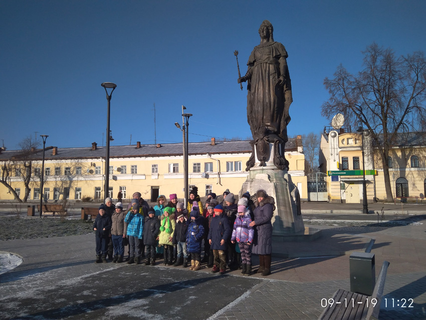 Группа туристов на экскурсии в Ирбите с турфирмой "Малыш и Карлсон"