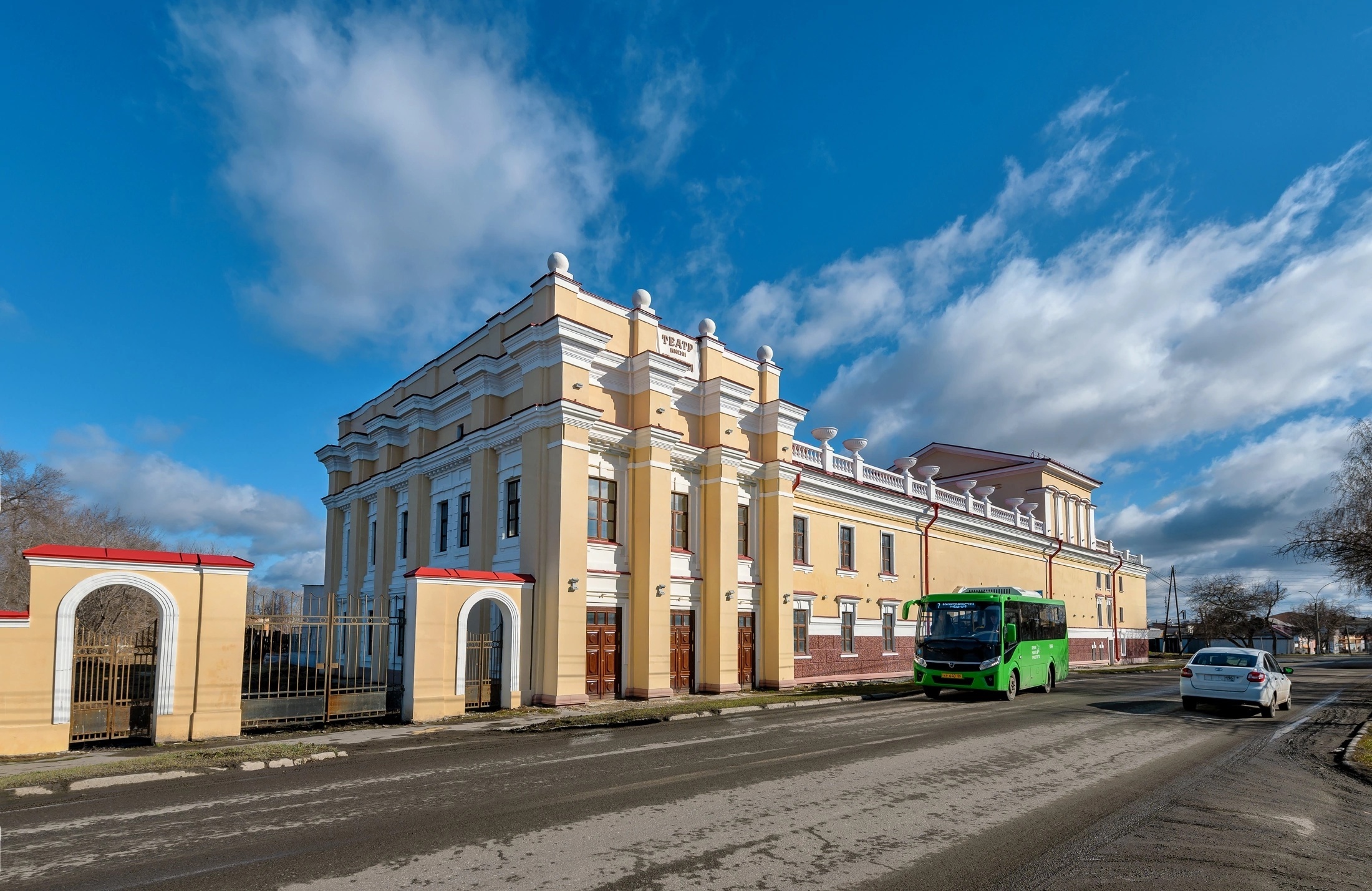 У Ирбитского театра. Фото Олега Неустроева